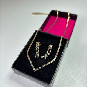 ✨ Vintage Avon Gold-Tone Rhinestone Necklace & Earring Set – 9” Chain ✨